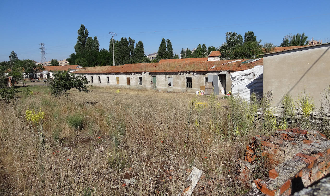 Fotos: Antigua Granja Luisa, en la calle Esmeralda del polígono de San Cristóbal