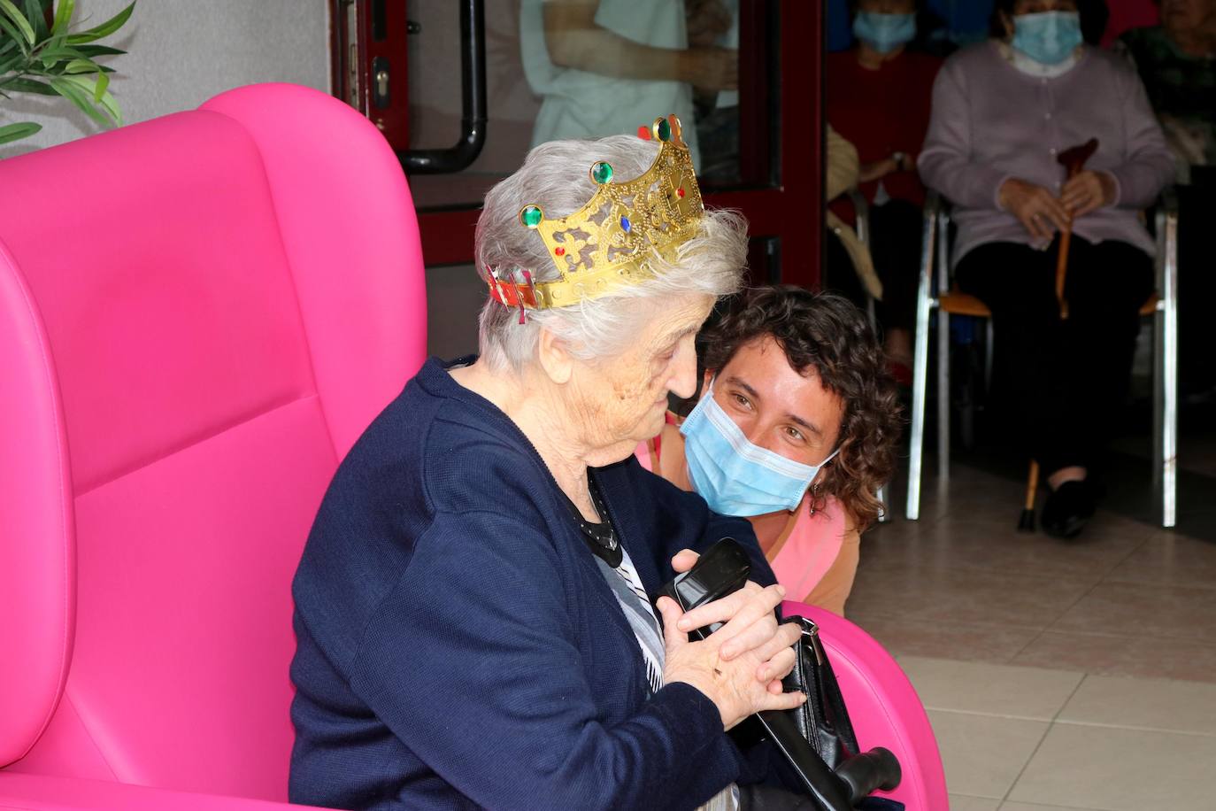Petra Cantero recibe la felicitación en la residencia.