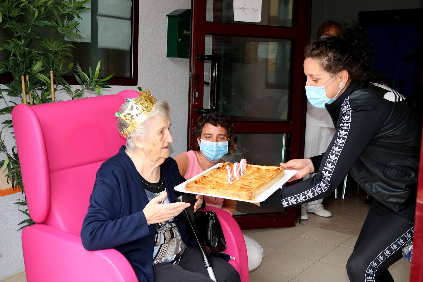 Petra Cantero recibe la felicitación en la residencia.