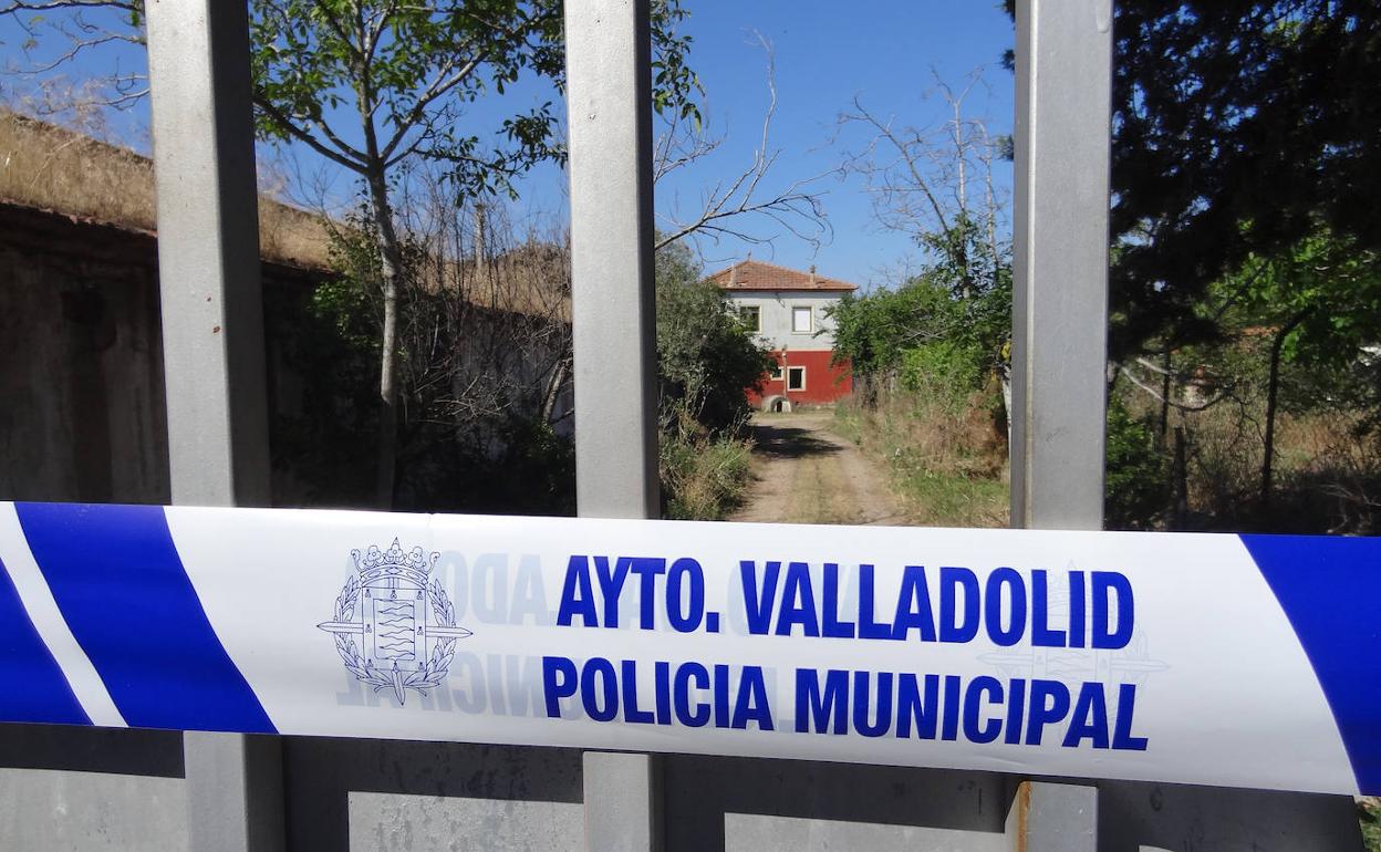 Precinto policial en la entrada y detalle del rótulo de la Granja Luisa.