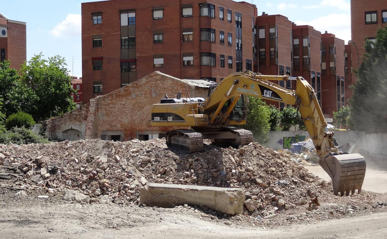 La máquina recoge los escombro de la antigua planta de Ovosec, demolida en el último mes.