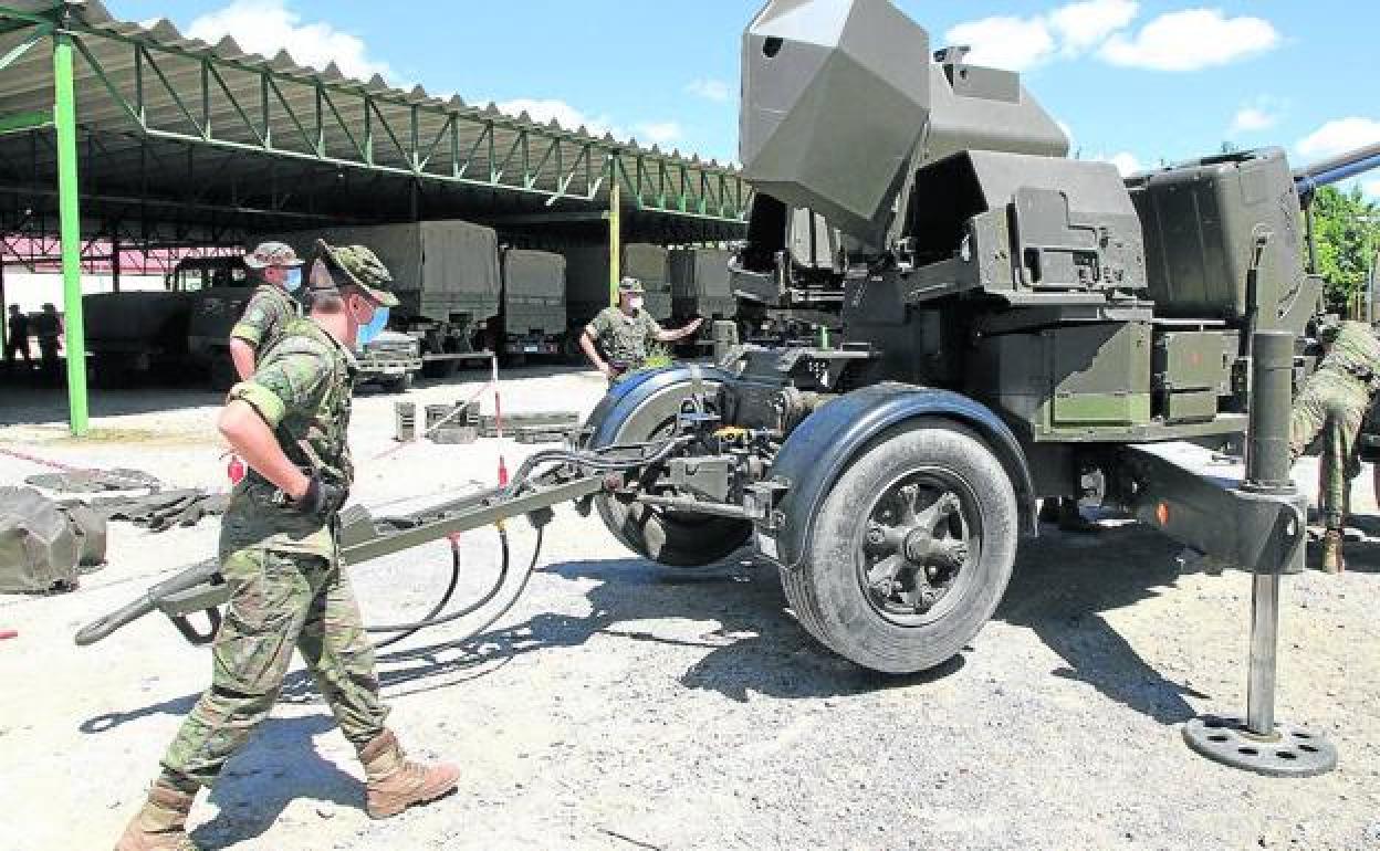 Alumnos artilleros en plena clase práctica, ayer, en Baterías. 