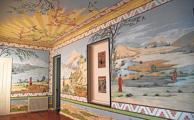 Imagen principal - Arriba, decoración en el interior de Casa Solita; Puente de Benavente y a la derecha, entrada del hospital de la Piedad de Benavente. 