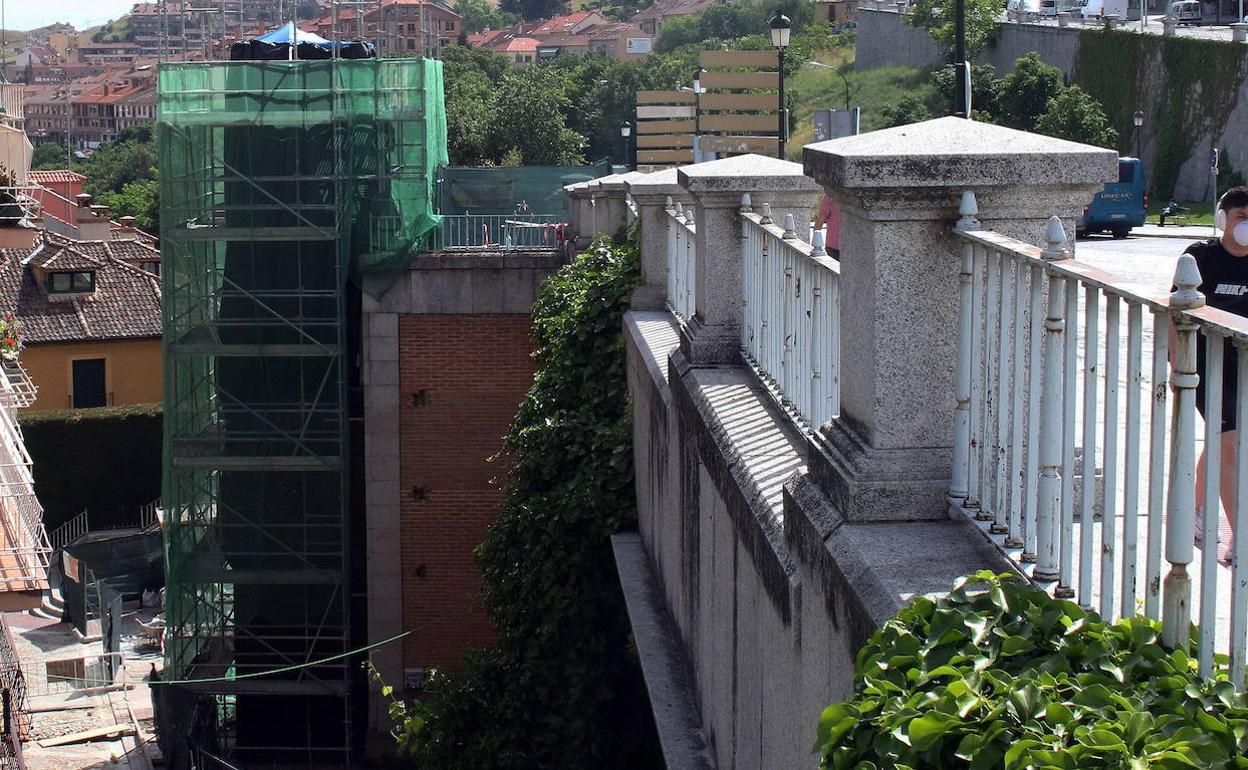 Obras del ascensor que conectará la calle Gascos con Vía Roma. 