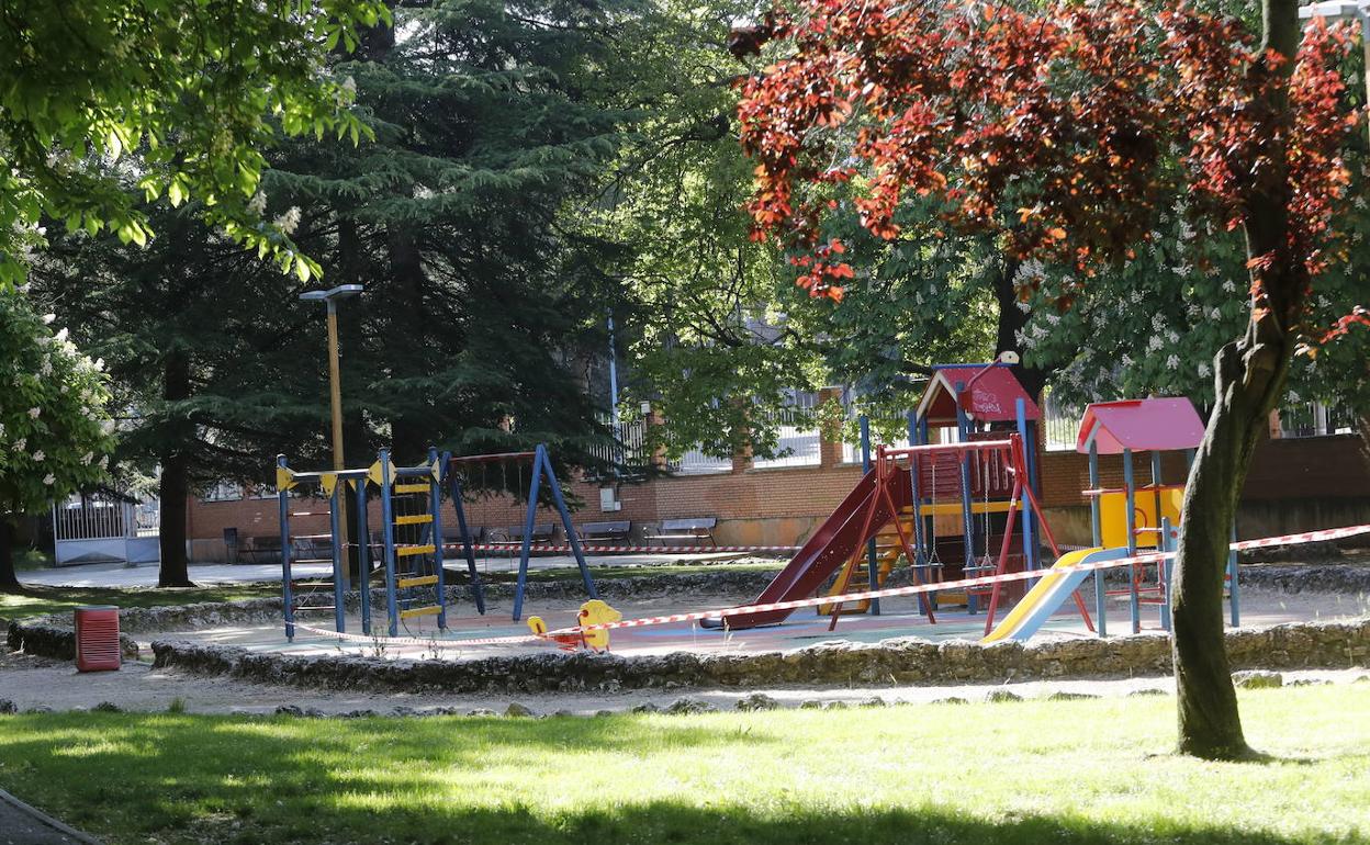 Parque infantil precintado en Palencia. 