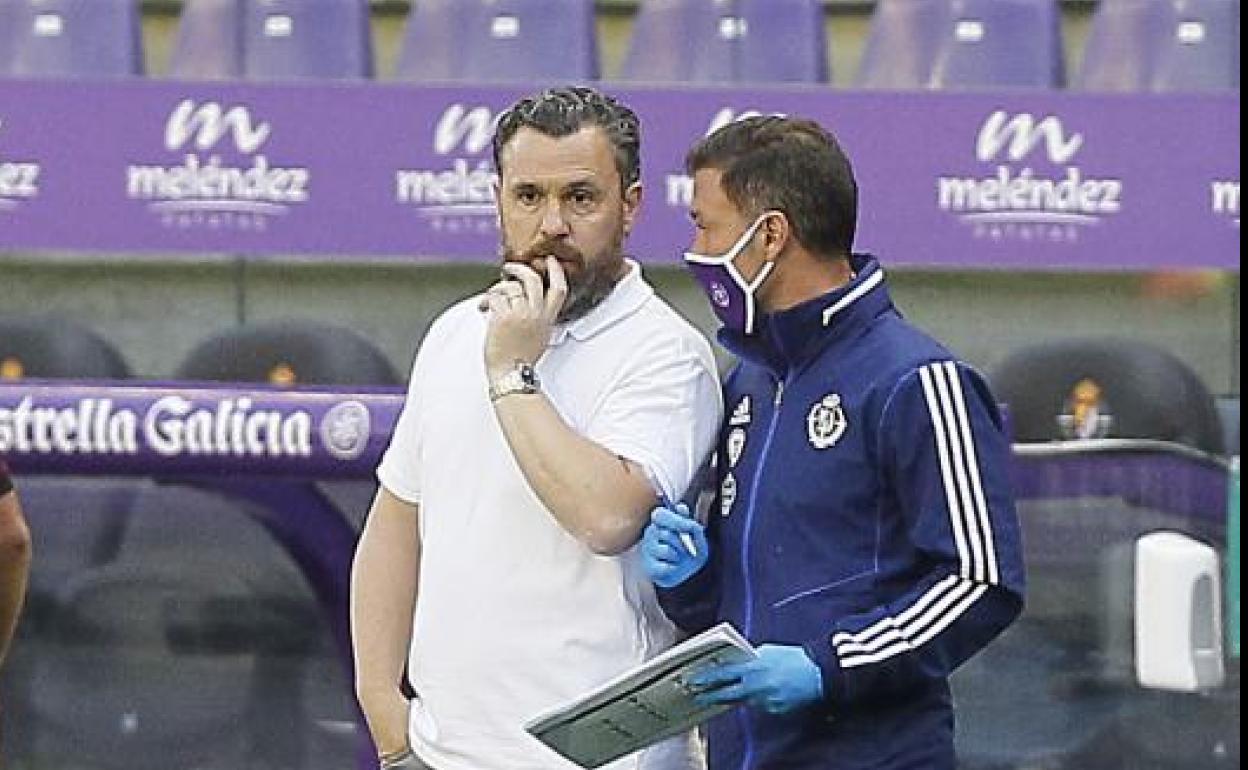 Sergio y Diego Rivera intercambian ideas durante el partido ante el Celta. 