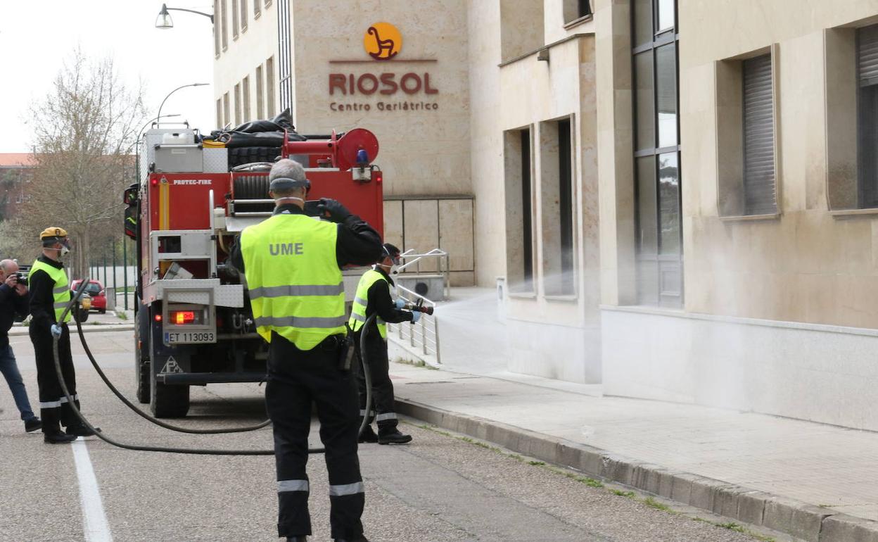 Efectivos de la UME desinfectan una residencia en Valladolid. 