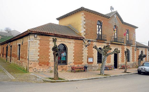 Imagen principal - Arriba, la Casa Consistorial, ejemplo de arquitectura singular civil; abajo, casas en las bodegas tradicionales y a su derecha, artesonado de la Iglesia de SanAndrés.
