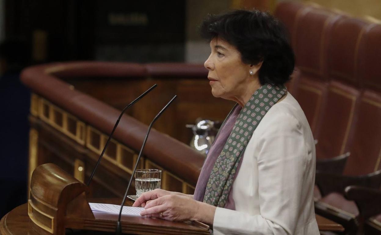 La ministra de Educación defiende en el Congreso su ley educativa.