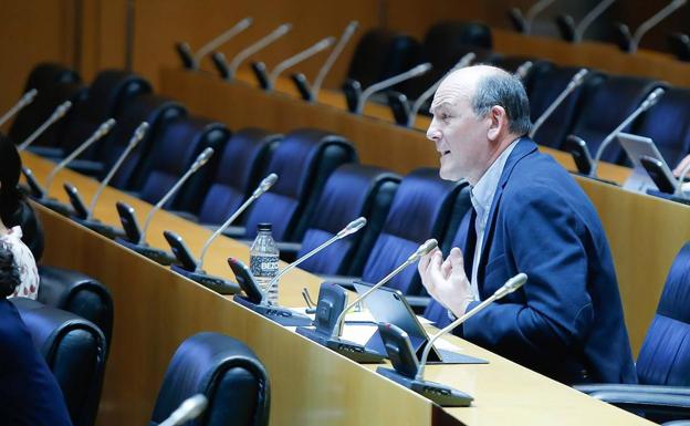 Joseba Agirretxea, diputado del PNV, durante su exposición. 