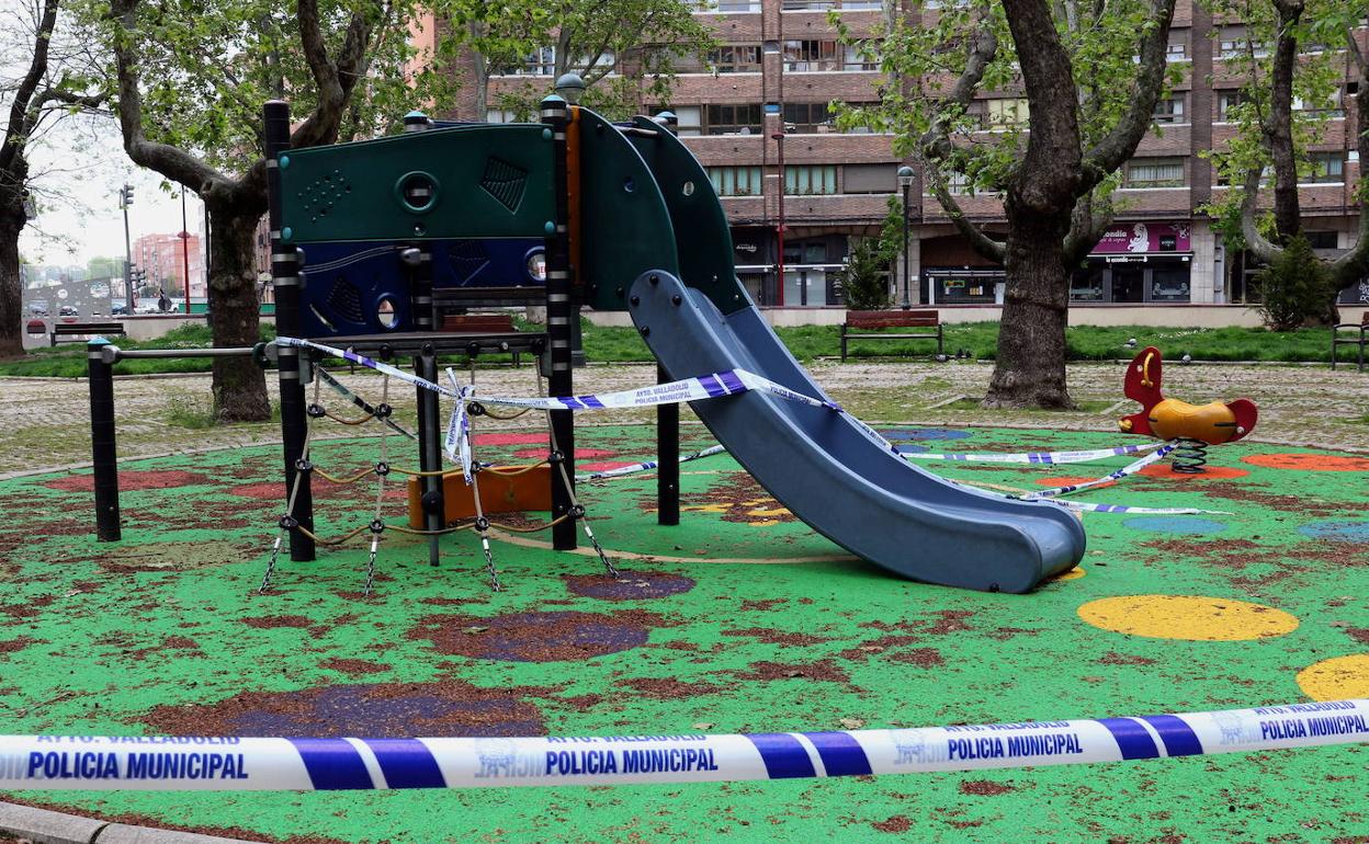 Parques infantil precintado en Valladolid. 
