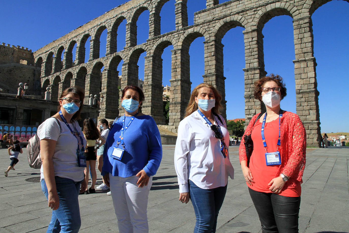 Elena Mirón, Ana Gómez, Leticia Hernández y Eva Torres, ayer en las inmediaciones del Acueducto.