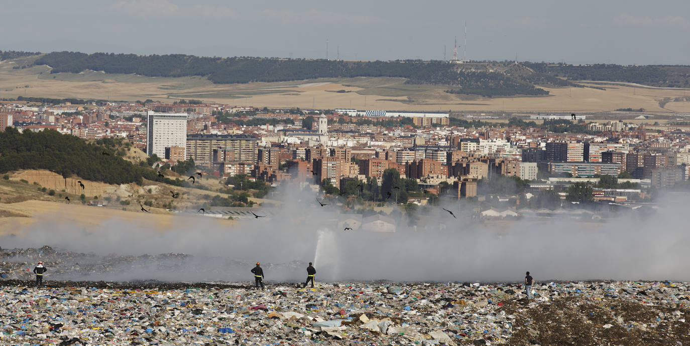 Fotos: Incendio en el vertedero de Villanubla (Valladolid)