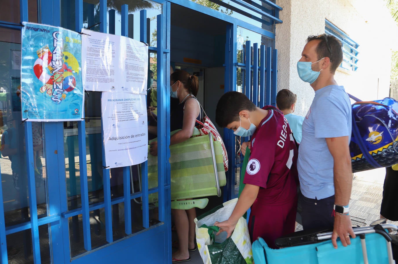 Fotos: Primer día de piscinas en Carbajosa de la Sagrada (Salamanca)