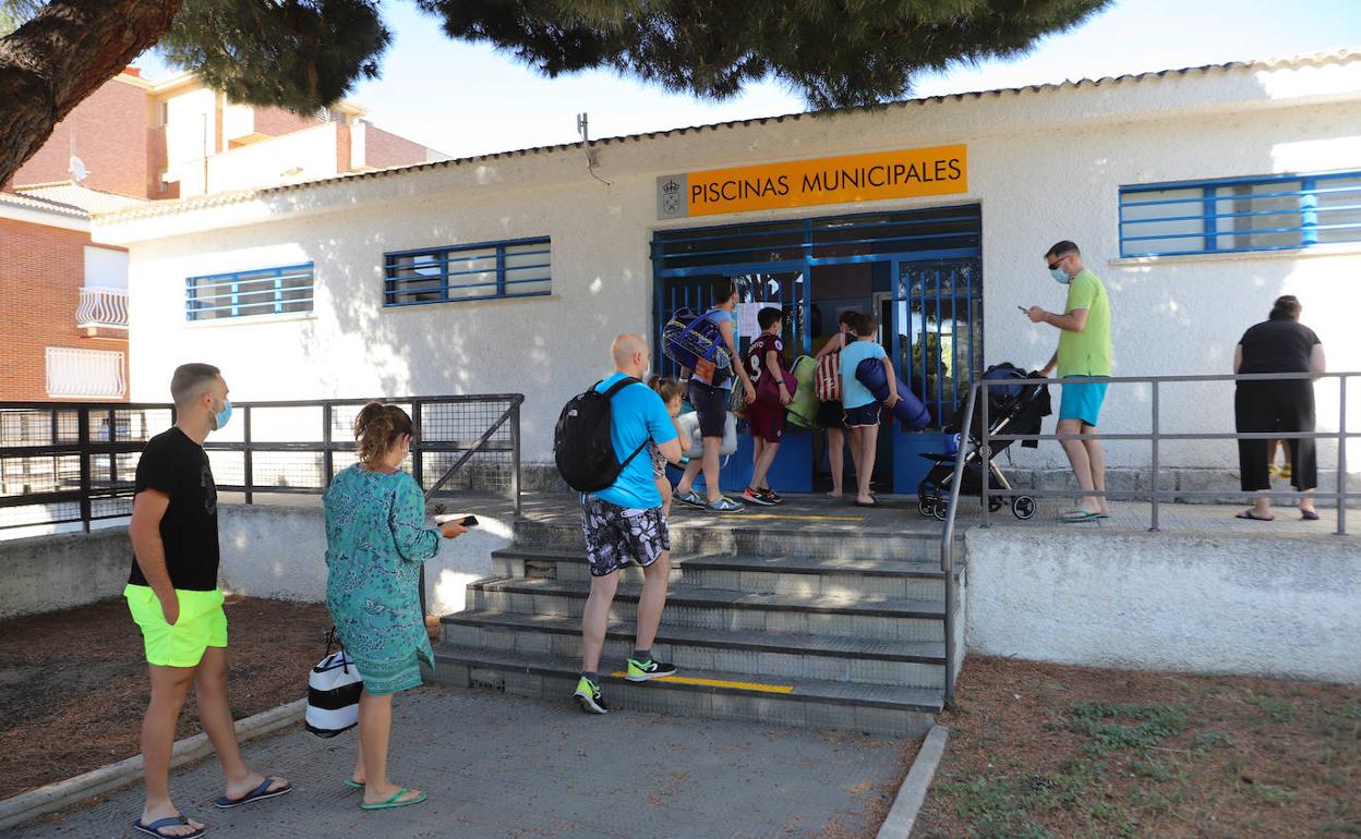 Marcas en la entrada de las instalaciones para guardar la distancias de seguridad.