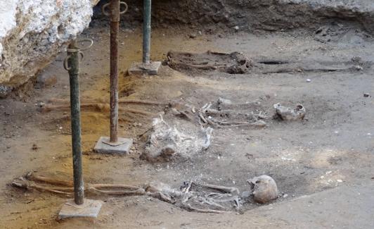 Tres de los últimos esqueletos hallados en la capilla.