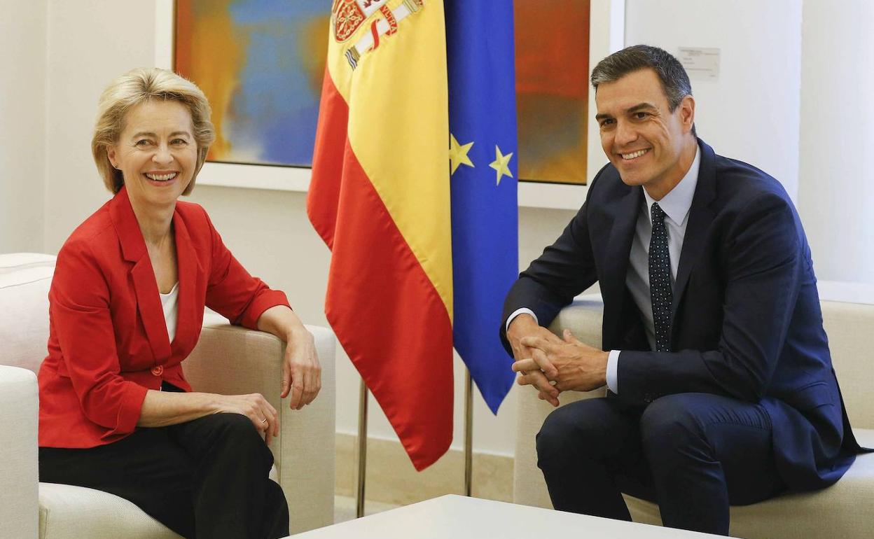 Pedro Sánchez y la presidenta de la Comisión Europea