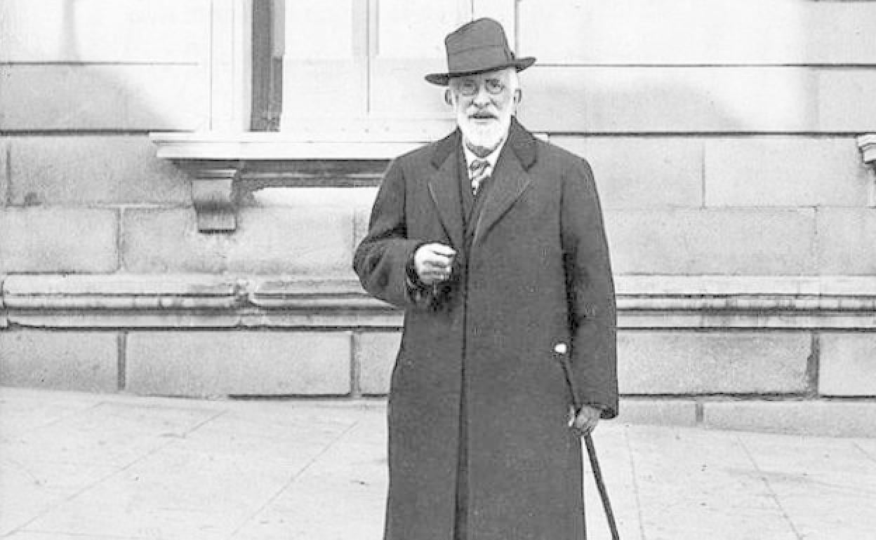 El diputado Gumersindo de Azcárate, en una foto de 1912 delante del Congreso de los Diputados