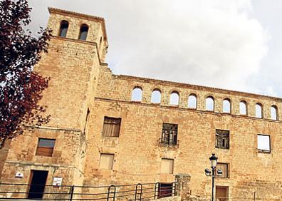 Imagen secundaria 1 - A la izquierda, antiguo palacio de los marqueses y una imagen de Tomás de Berlanga, obra del siglo XVI.