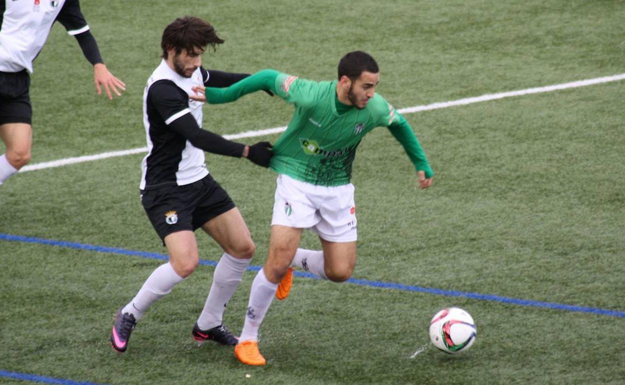 Ayub, jugador del CD Guijuelo, se marcha de Andrés González, en el Burgos CF en la temporada 2015-2016. 