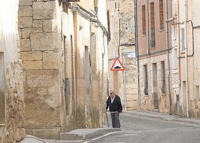 Imagen secundaria 1 - Arriba, ermita del despoblado de Villella; abajo, a la izquierda, una de las calles de mayor sabor de Antigüedad y a su lado, nave románica de Santa María de Garón, donde tiene su sede la patrona de la localidad. 