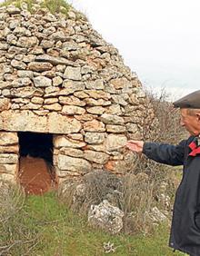 Imagen secundaria 2 - Iglesia parroquial de Nuestra Señora de la Asunción; abajo a la derecha, ermita de la Virgen de Garón, de origen románico y a su lado, uno de los chozos recuperado a lo largo del recorrido de la Cañada Real Burgalesa. 