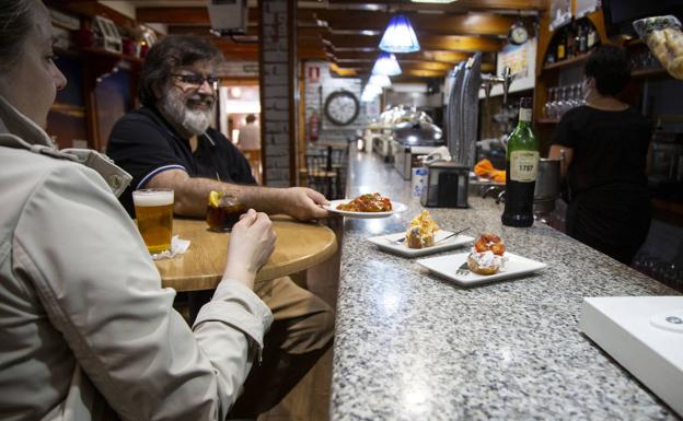 El calor y el «miedo» a los espacios cerrados frustran el primer día de barra en los bares