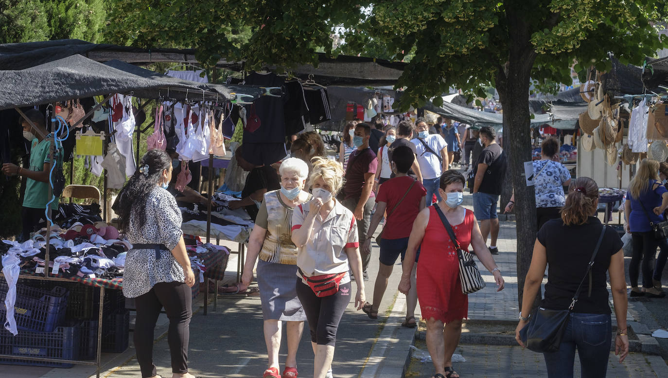 Los puestos de venta ambulante retoman su actividad con rutas señalizadas y más reparación entre puestos, después de tres meses largos de parón