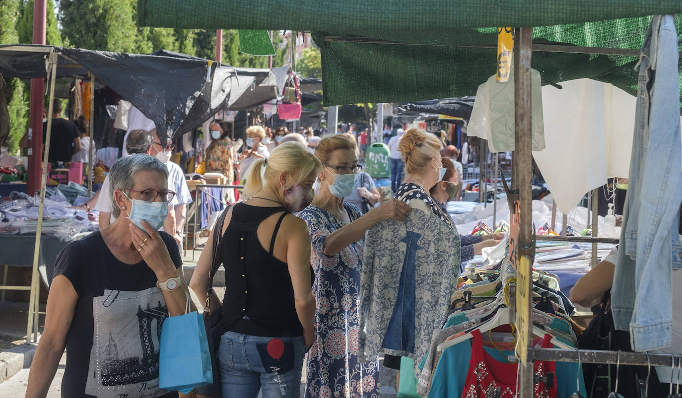 Los puestos de venta ambulante retoman su actividad con rutas señalizadas y más reparación entre puestos, después de tres meses largos de parón