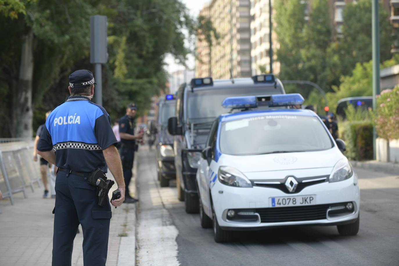 Agentes de la Policía Municipal, Nacional y Protección Civil impiden el acceso a Las Moreras en la noche de San Juan