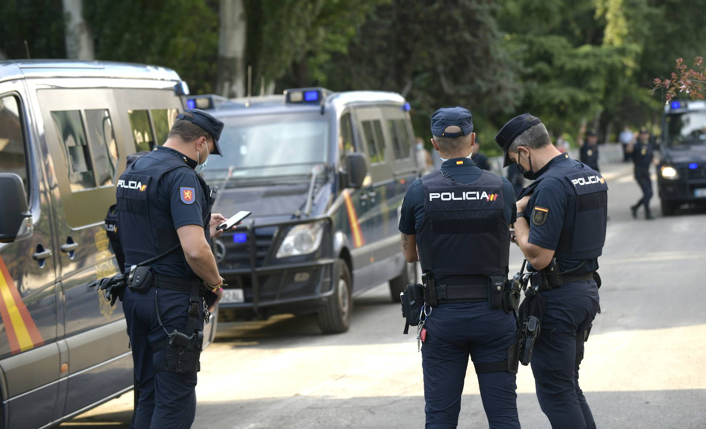 Agentes de la Policía Municipal, Nacional y Protección Civil impiden el acceso a Las Moreras en la noche de San Juan