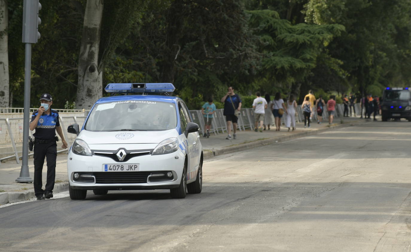 Agentes de la Policía Municipal, Nacional y Protección Civil impiden el acceso a Las Moreras en la noche de San Juan