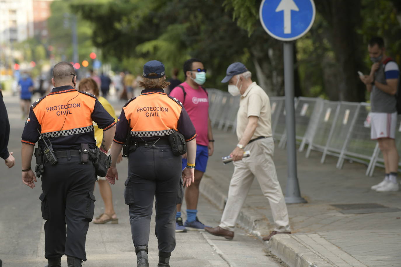 Agentes de la Policía Municipal, Nacional y Protección Civil impiden el acceso a Las Moreras en la noche de San Juan