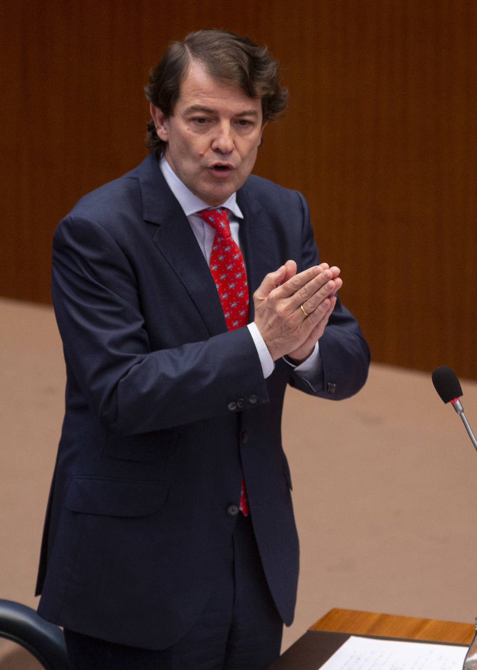 El presidente de la Junta de Castilla y León, Alfonso Fernández Mañueco, ha asegurado este martes que la Consejería de Empleo e Industria va a ampliar las ayudas complementarias a los trabajadores afectados por los ERTE del coronavirus