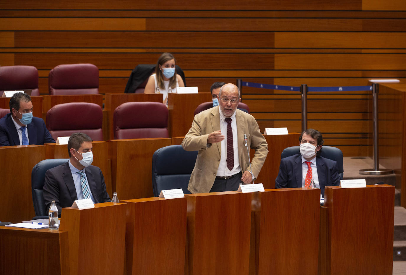El presidente de la Junta de Castilla y León, Alfonso Fernández Mañueco, ha asegurado este martes que la Consejería de Empleo e Industria va a ampliar las ayudas complementarias a los trabajadores afectados por los ERTE del coronavirus