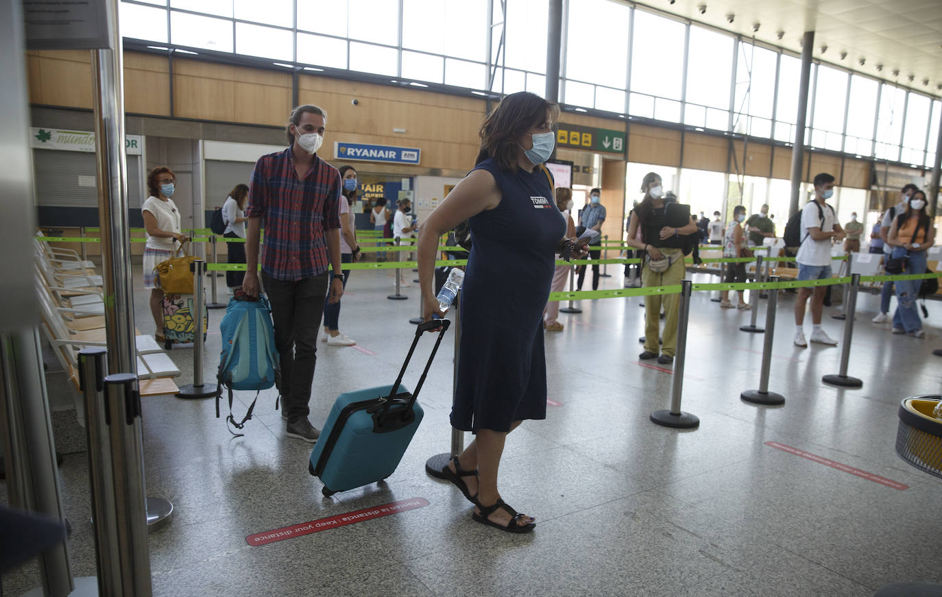 Dos centenares de personas, repartidas entre llegadas y salidas, estrenan las nuevas costumbres a la hora de viajar en avión