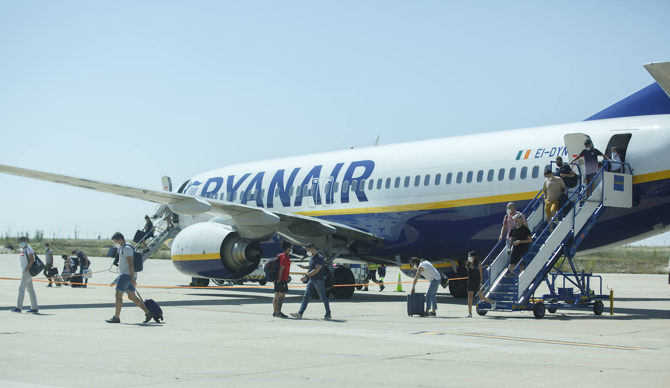 Dos centenares de personas, repartidas entre llegadas y salidas, estrenan las nuevas costumbres a la hora de viajar en avión