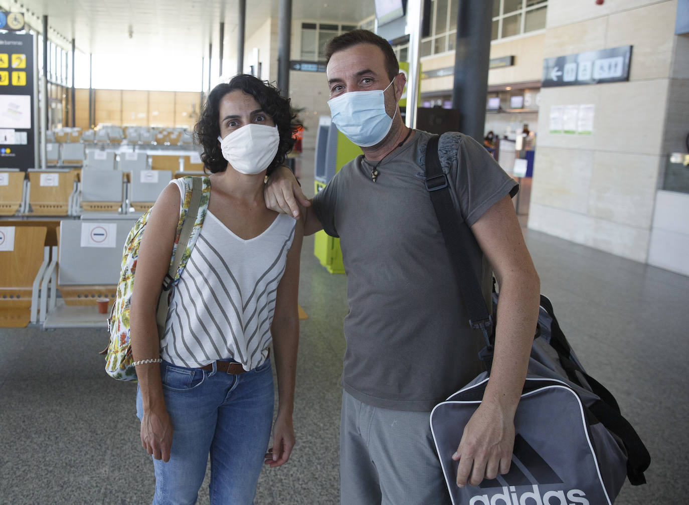 Dos centenares de personas, repartidas entre llegadas y salidas, estrenan las nuevas costumbres a la hora de viajar en avión