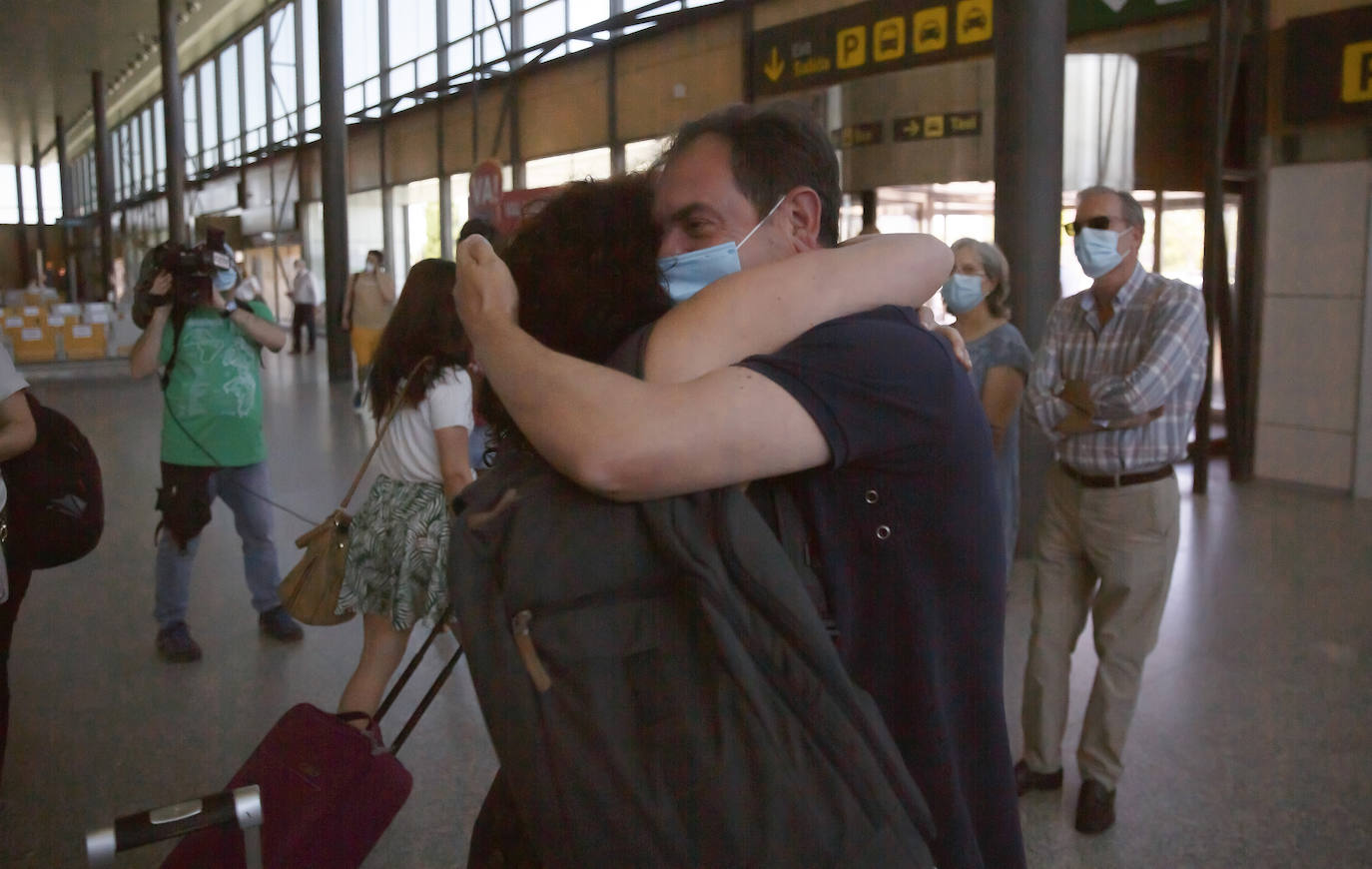 Dos centenares de personas, repartidas entre llegadas y salidas, estrenan las nuevas costumbres a la hora de viajar en avión