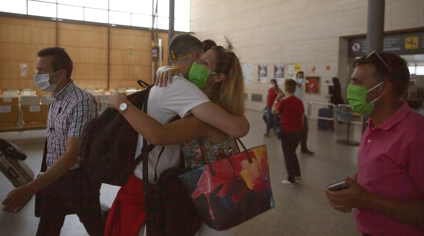 Dos centenares de personas, repartidas entre llegadas y salidas, estrenan las nuevas costumbres a la hora de viajar en avión