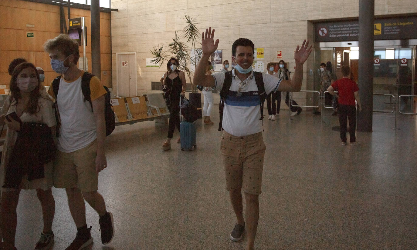 Dos centenares de personas, repartidas entre llegadas y salidas, estrenan las nuevas costumbres a la hora de viajar en avión