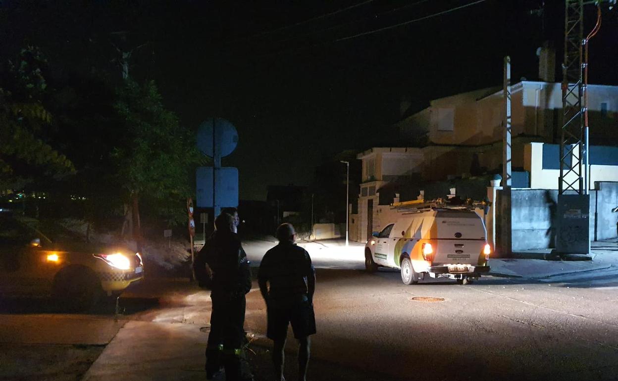 Trabajadores de Iberdrola y Protección Civil de Zaratán en una de las torretas de luz afectadas. 