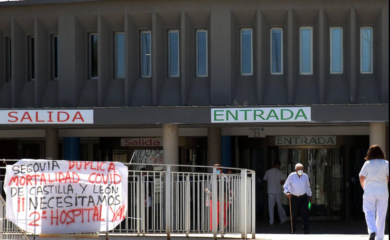 Usuarios del Hospital General de Segovia, este lunes, en el acceso en la entrada principal. 