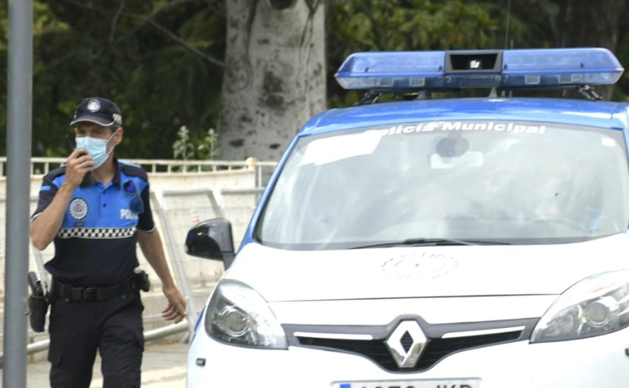 Policía y vallas para evitar el acceso a la playa de las Moreras y a La Rosaleda esta noche, festividad de San Juan. 