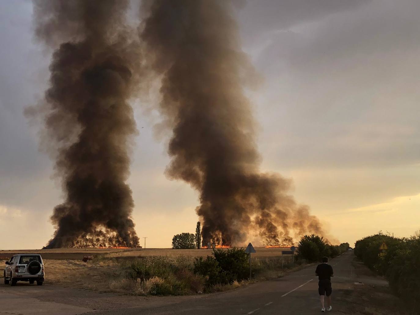 Las llamas, que se extendieron rápido, fueron controladas por bomberos y vecinos.