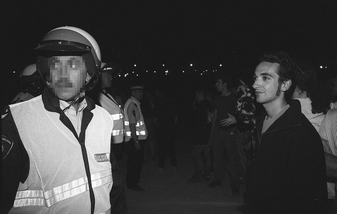 La playa fiesta se saldó con varios heridos de distinta consideración a consecuencia de los enfrentamientos que en la playa de Las Moreras mantuvieron los policías y los cientos de vallisoletanos que se arremolinaron en torno a una hoguera prohibida por el alcalde | Agentes municipales y nacionales, armados de porras y escudos, repartieron golpes y recibieron pedradas