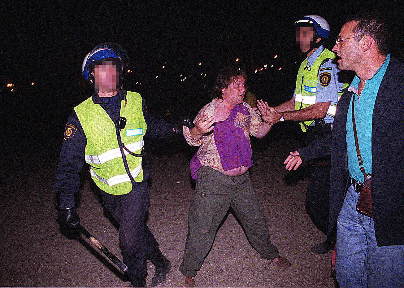 La playa fiesta se saldó con varios heridos de distinta consideración a consecuencia de los enfrentamientos que en la playa de Las Moreras mantuvieron los policías y los cientos de vallisoletanos que se arremolinaron en torno a una hoguera prohibida por el alcalde | Agentes municipales y nacionales, armados de porras y escudos, repartieron golpes y recibieron pedradas