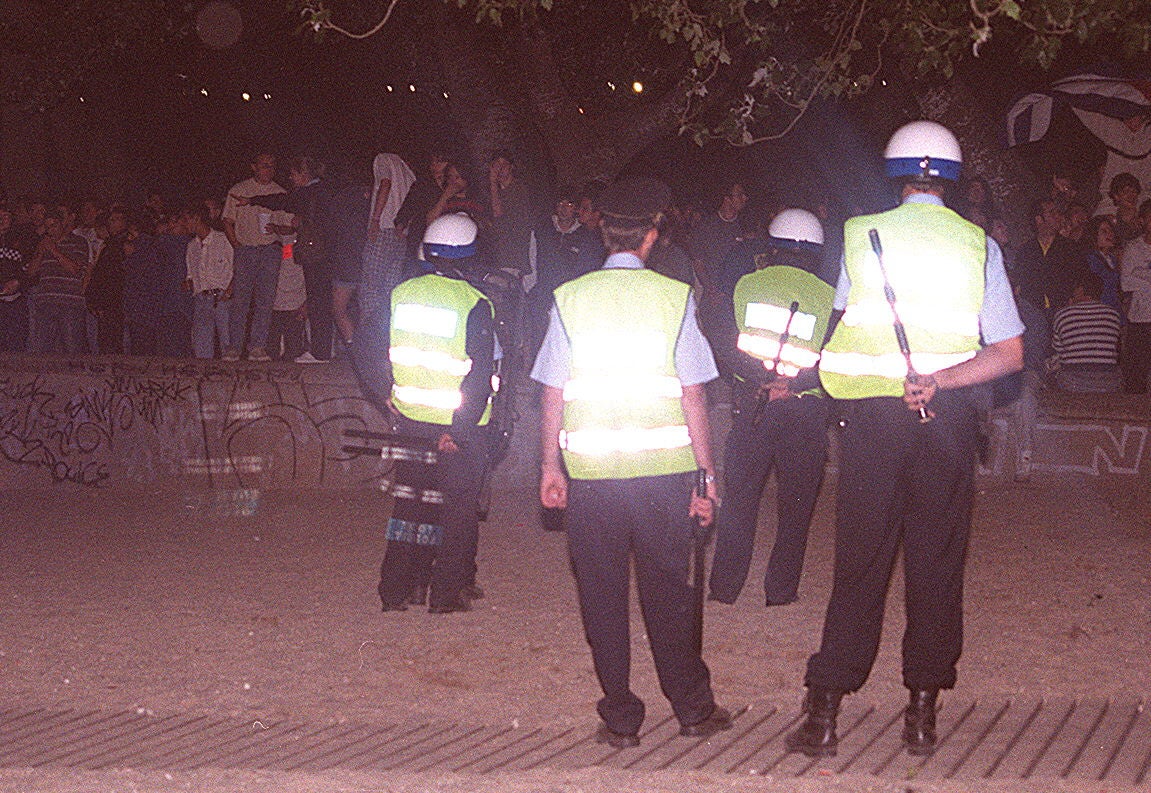 La playa fiesta se saldó con varios heridos de distinta consideración a consecuencia de los enfrentamientos que en la playa de Las Moreras mantuvieron los policías y los cientos de vallisoletanos que se arremolinaron en torno a una hoguera prohibida por el alcalde | Agentes municipales y nacionales, armados de porras y escudos, repartieron golpes y recibieron pedradas