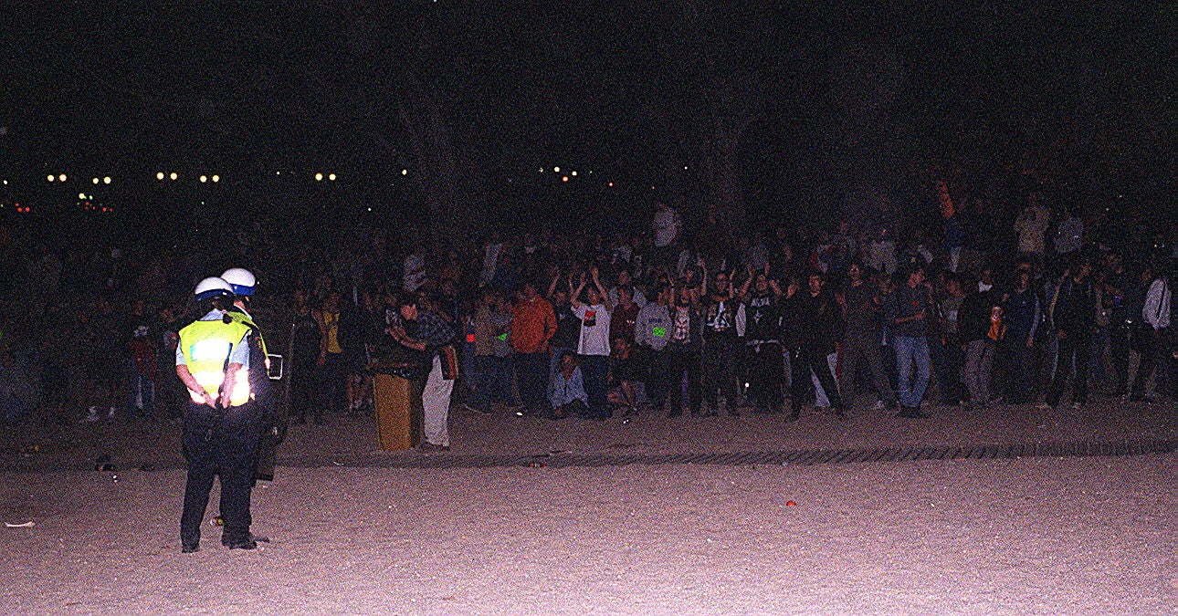 La playa fiesta se saldó con varios heridos de distinta consideración a consecuencia de los enfrentamientos que en la playa de Las Moreras mantuvieron los policías y los cientos de vallisoletanos que se arremolinaron en torno a una hoguera prohibida por el alcalde | Agentes municipales y nacionales, armados de porras y escudos, repartieron golpes y recibieron pedradas