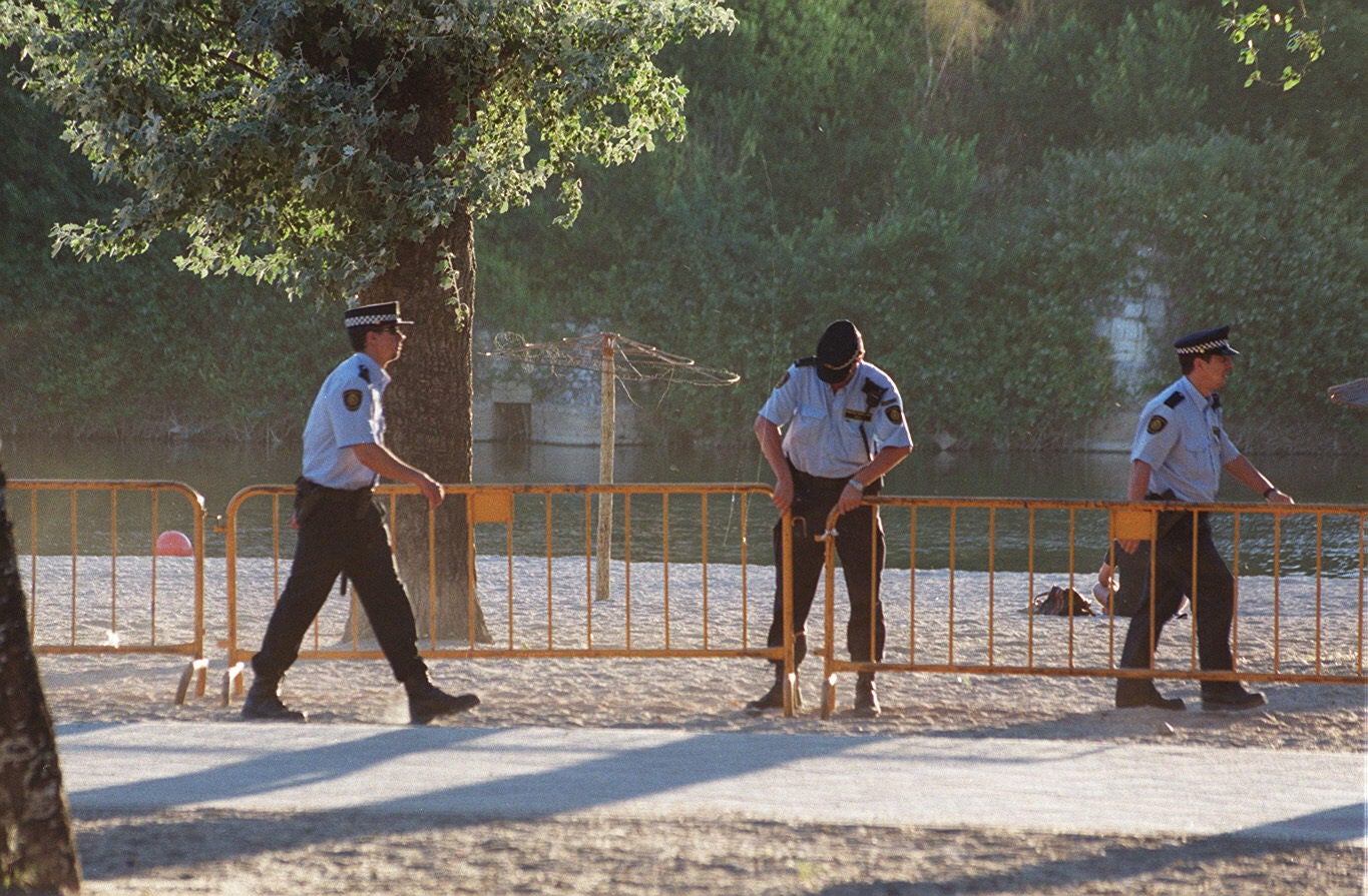 La playa fiesta se saldó con varios heridos de distinta consideración a consecuencia de los enfrentamientos que en la playa de Las Moreras mantuvieron los policías y los cientos de vallisoletanos que se arremolinaron en torno a una hoguera prohibida por el alcalde | Agentes municipales y nacionales, armados de porras y escudos, repartieron golpes y recibieron pedradas